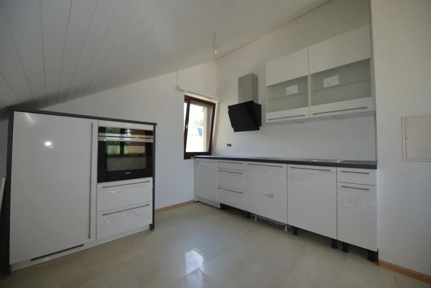 Charming 2.5-room attic apartment with balcony in Bottmingen - Photo 7 of 18