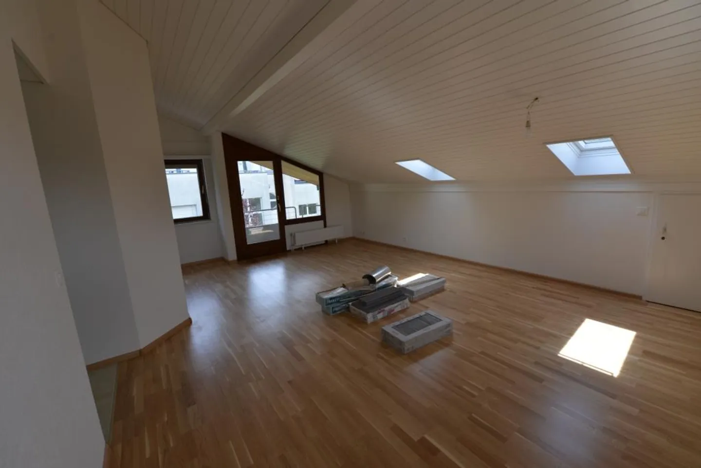 Charming 2.5-room attic apartment with balcony in Bottmingen - Photo 17 of 18