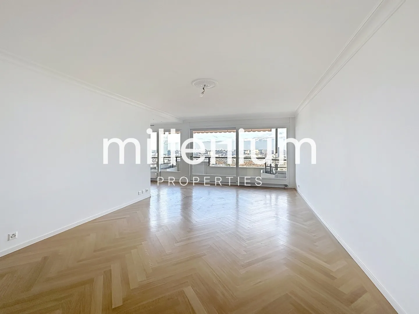 Elegant Apartment with Panoramic Views - Photo 4 of 11