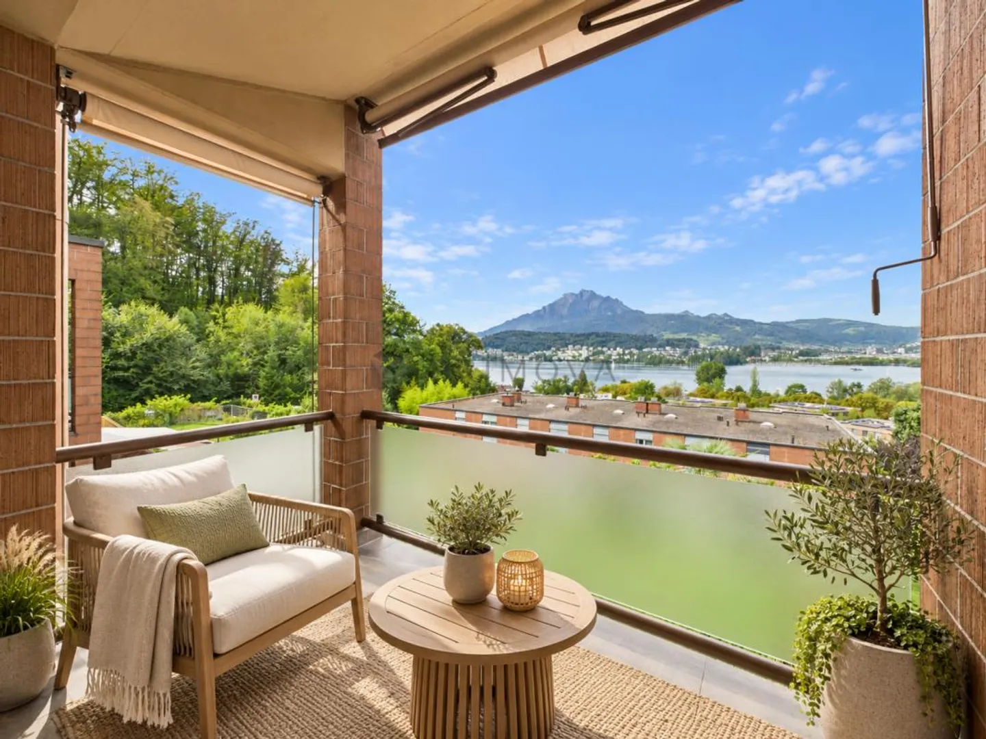 Loge au-dessus du lac des Quatre-Cantons, élégant joyau de maison mitoyenne à Lucerne - Photo 5 sur 14