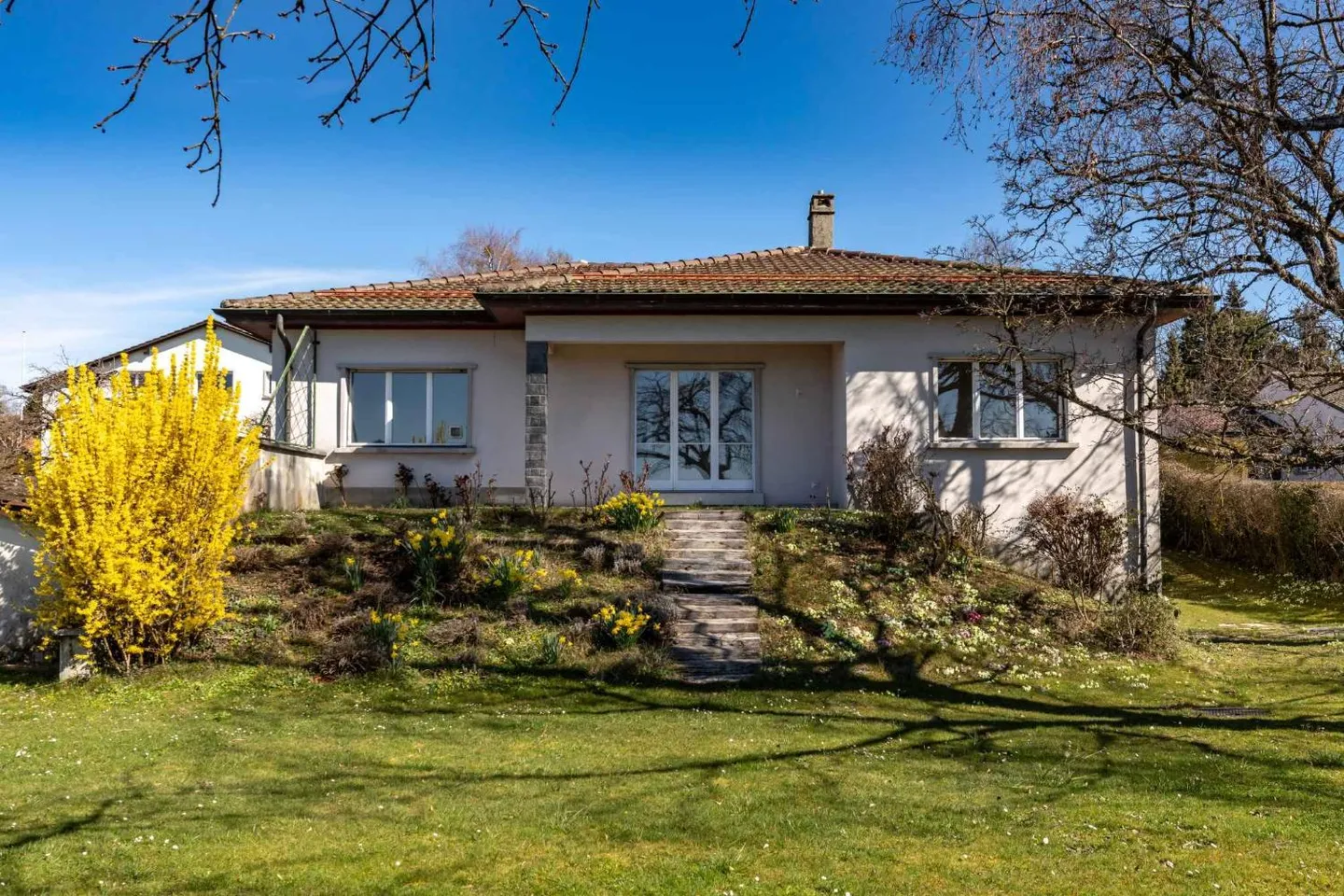 Ampia casa unifamiliare con bel giardino - Foto 1 di 6