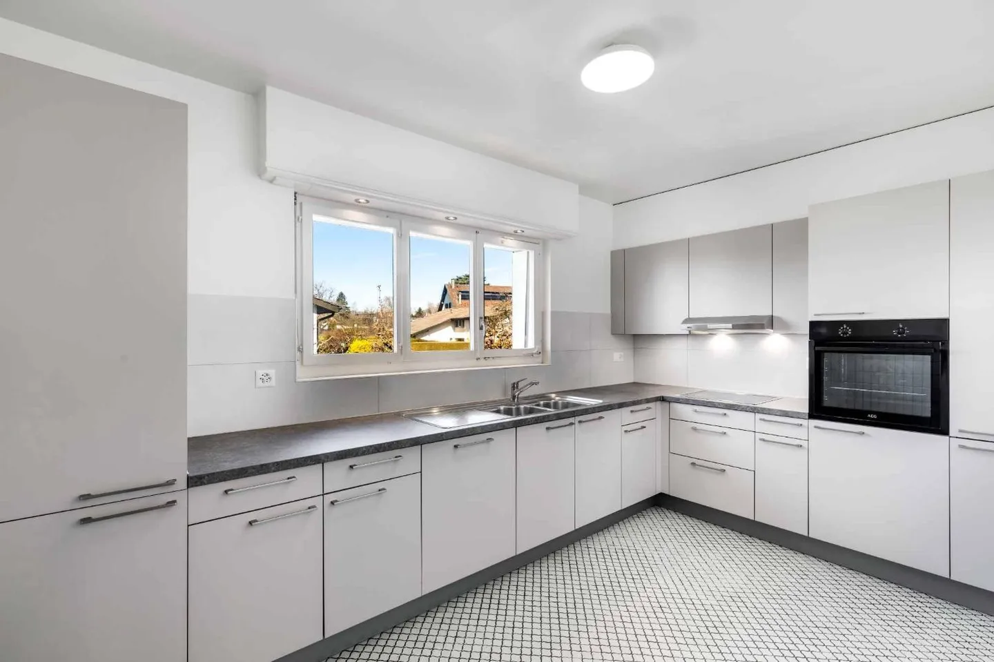 Ampia casa unifamiliare con bel giardino - Foto 3 di 6