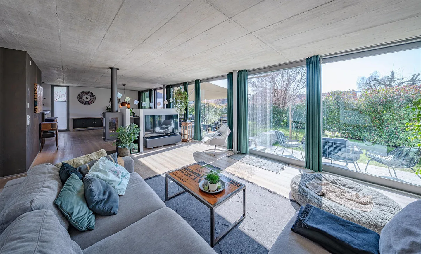 HIGH-CLASS FAMILY RESIDENCE - Photo 2 of 5