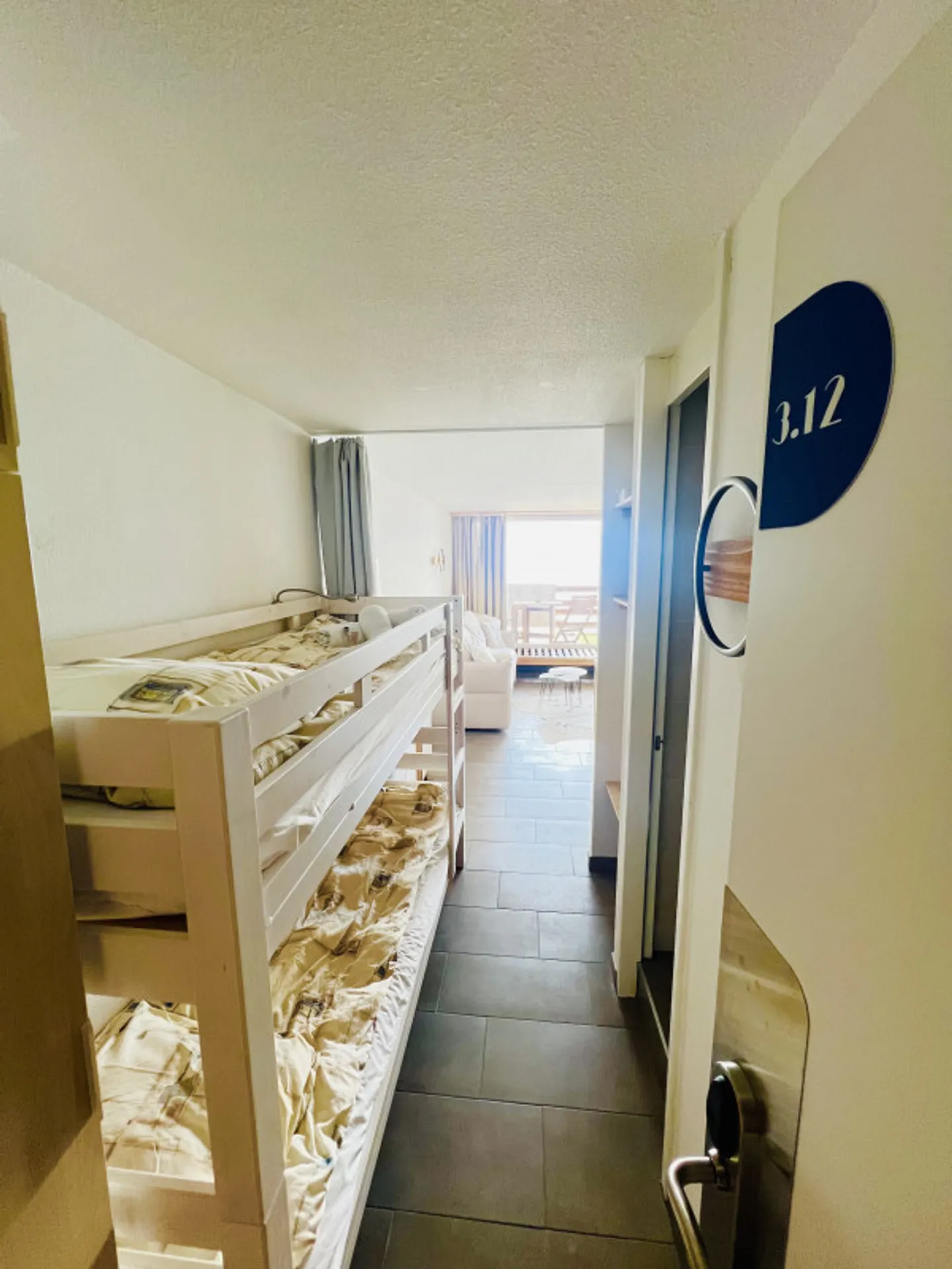 FOR RENT - Functional and bright apartment with balcony in Anzère - Photo 8 of 15