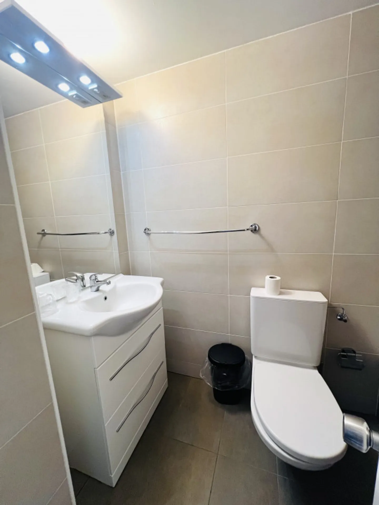 FOR RENT - Functional and bright apartment with balcony in Anzère - Photo 12 of 15