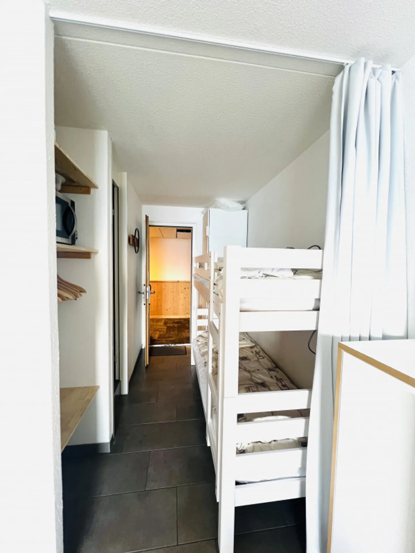 FOR RENT - Functional and bright apartment with balcony in Anzère - Photo 10 of 15