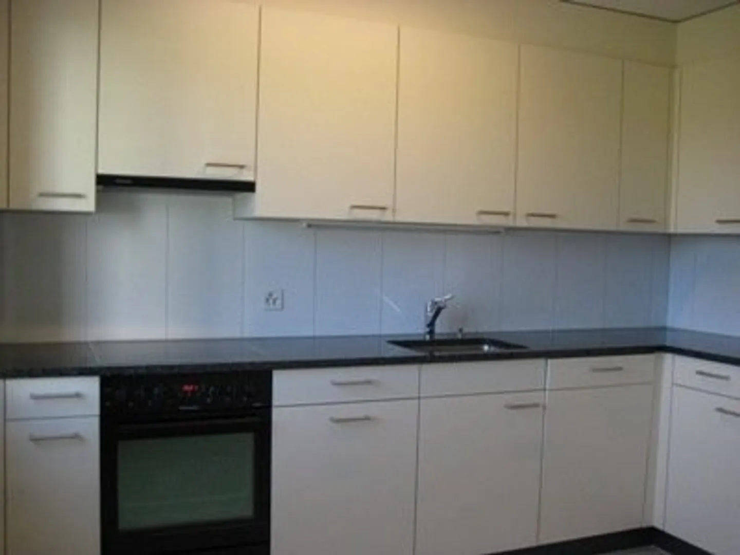 Spacious 5.5-Room Apartment - Photo 5 of 8