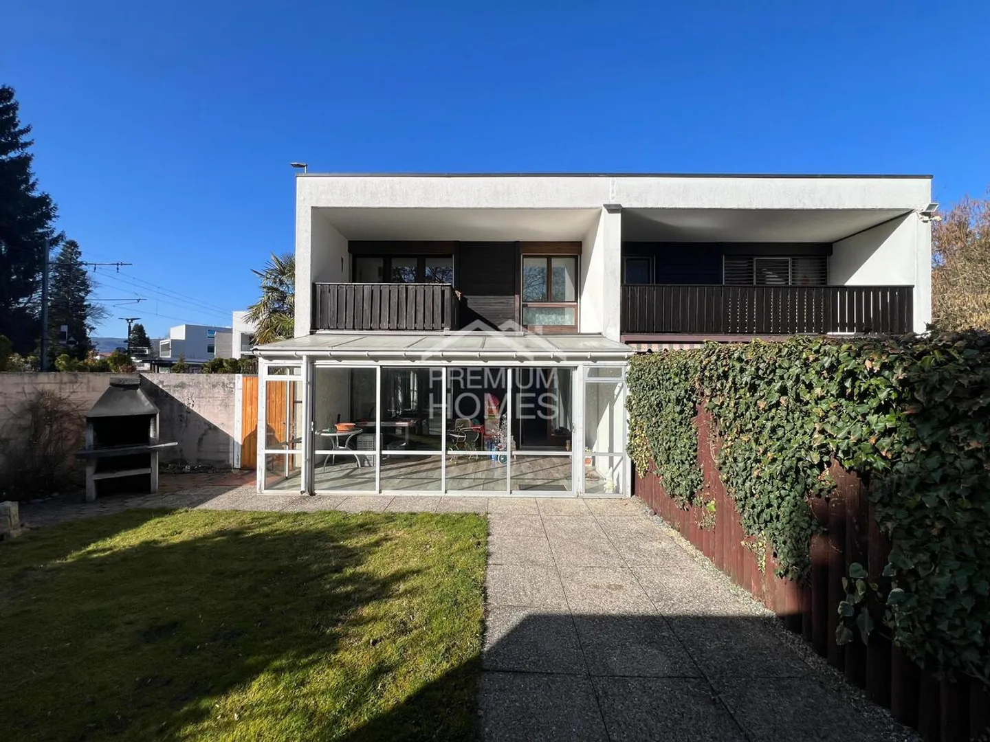 Affascinante casa familiare bifamiliare con giardino d'inverno, camino e tanto spazio - Foto 2 di 12