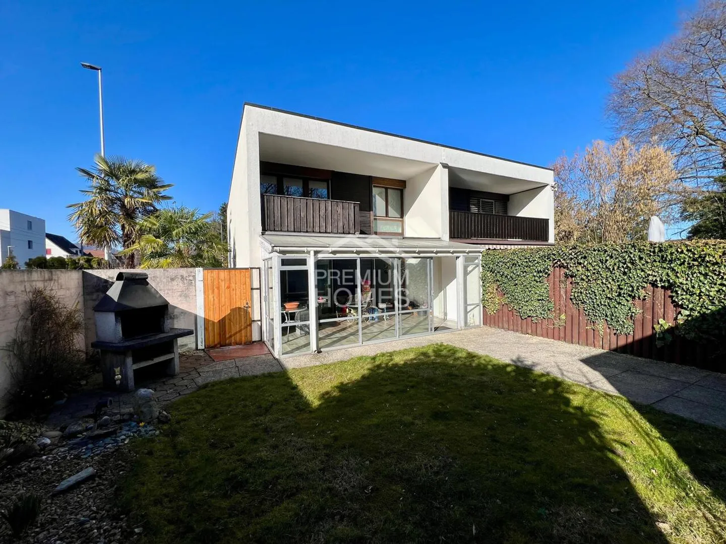 Affascinante casa familiare bifamiliare con giardino d'inverno, camino e tanto spazio - Foto 3 di 12
