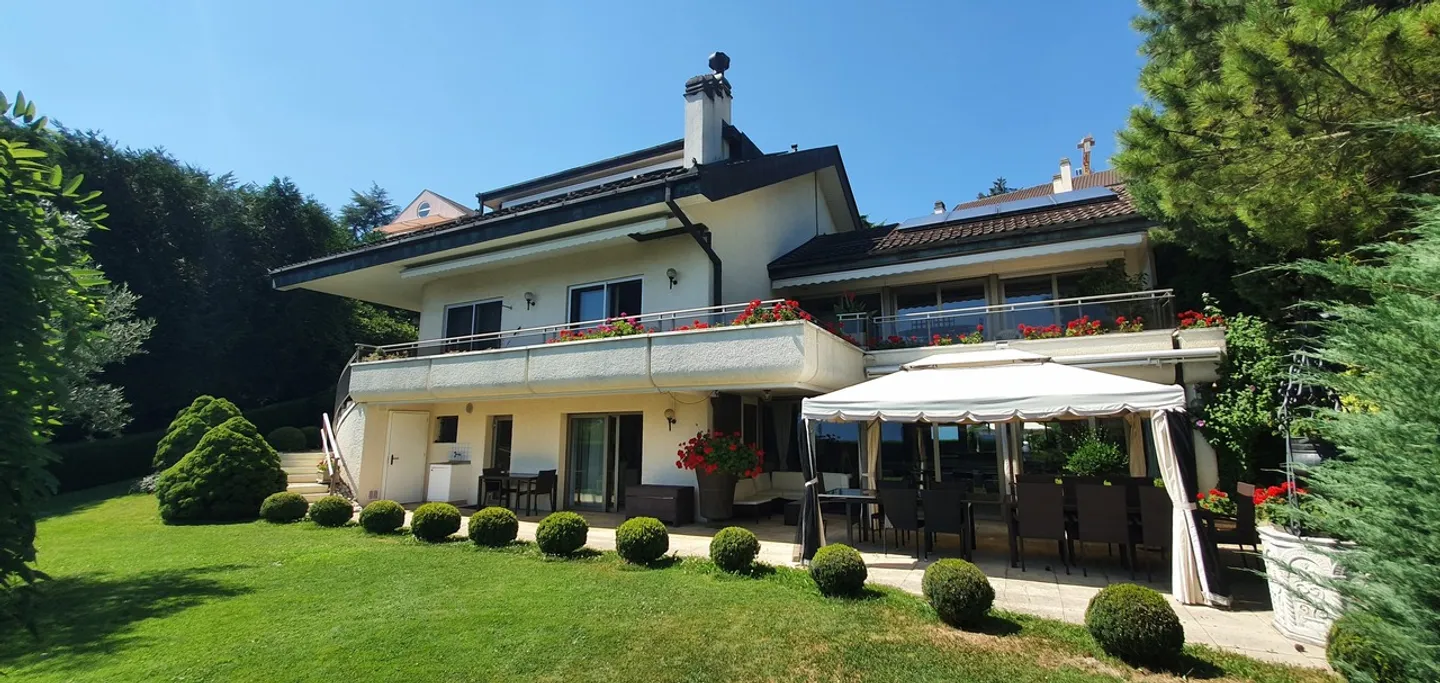 Pully center, lake view, indoor pool - Photo 1 of 18