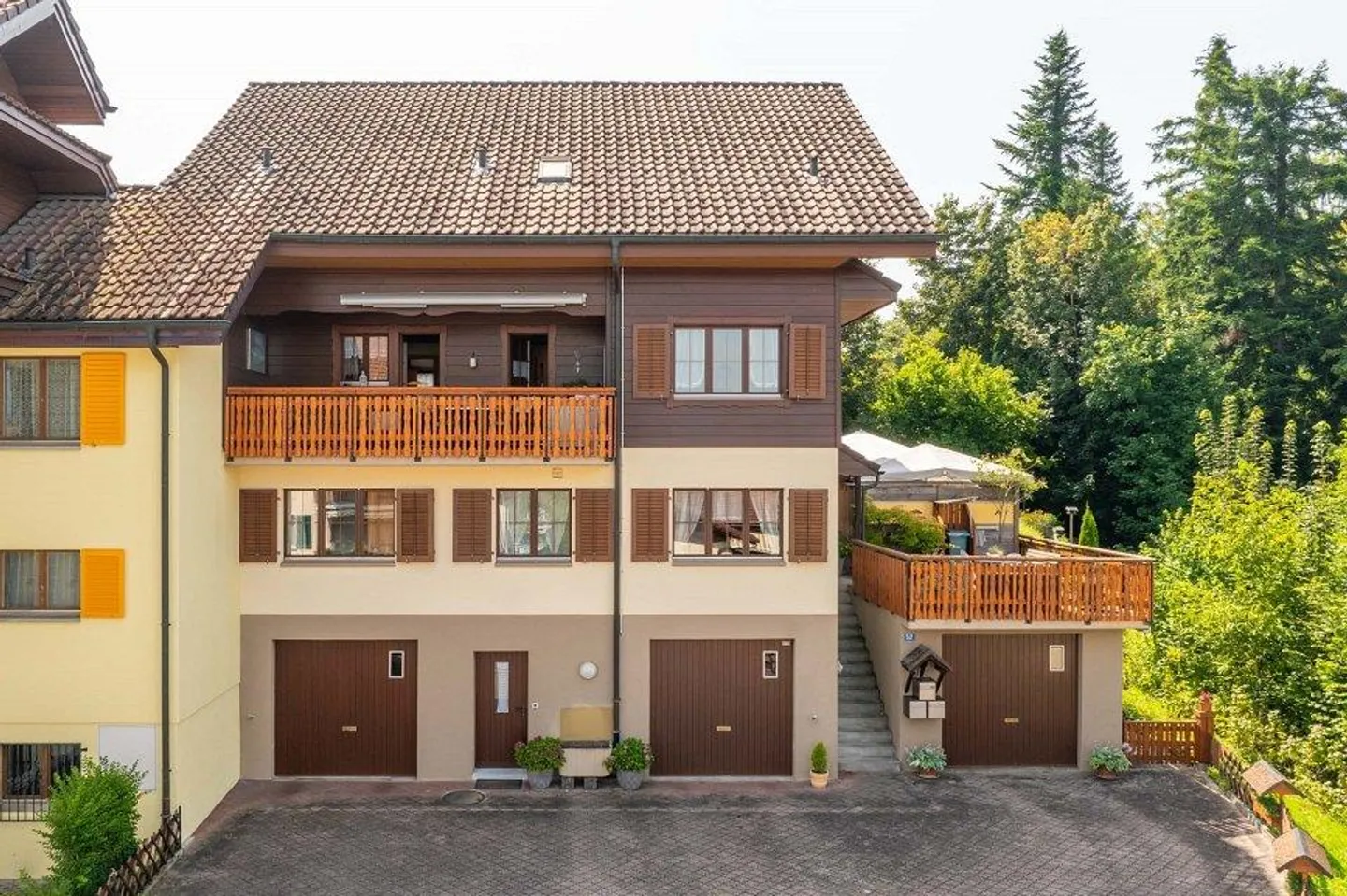 Unica casa unifamiliare di 7,5 stanze in stile chalet con due appartamenti separati a Rotkreuz - Foto 3 di 6