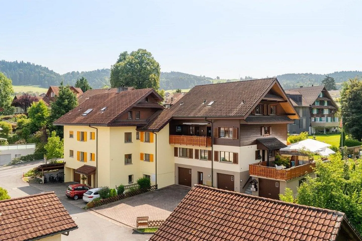 Unica casa unifamiliare di 7,5 stanze in stile chalet con due appartamenti separati a Rotkreuz - Foto 4 di 6
