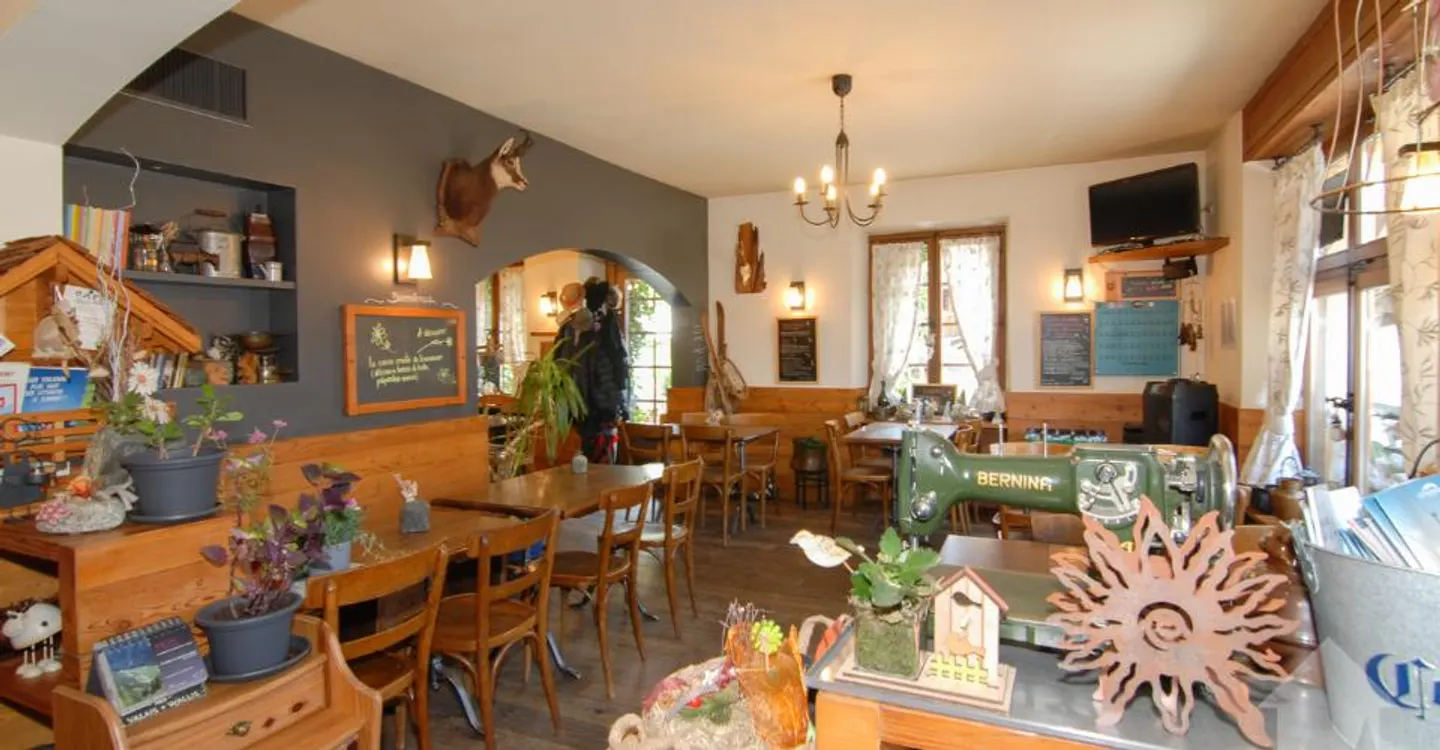 Beautiful opportunity: Café-Restaurant in Veysonnaz village - Photo 1 of 8