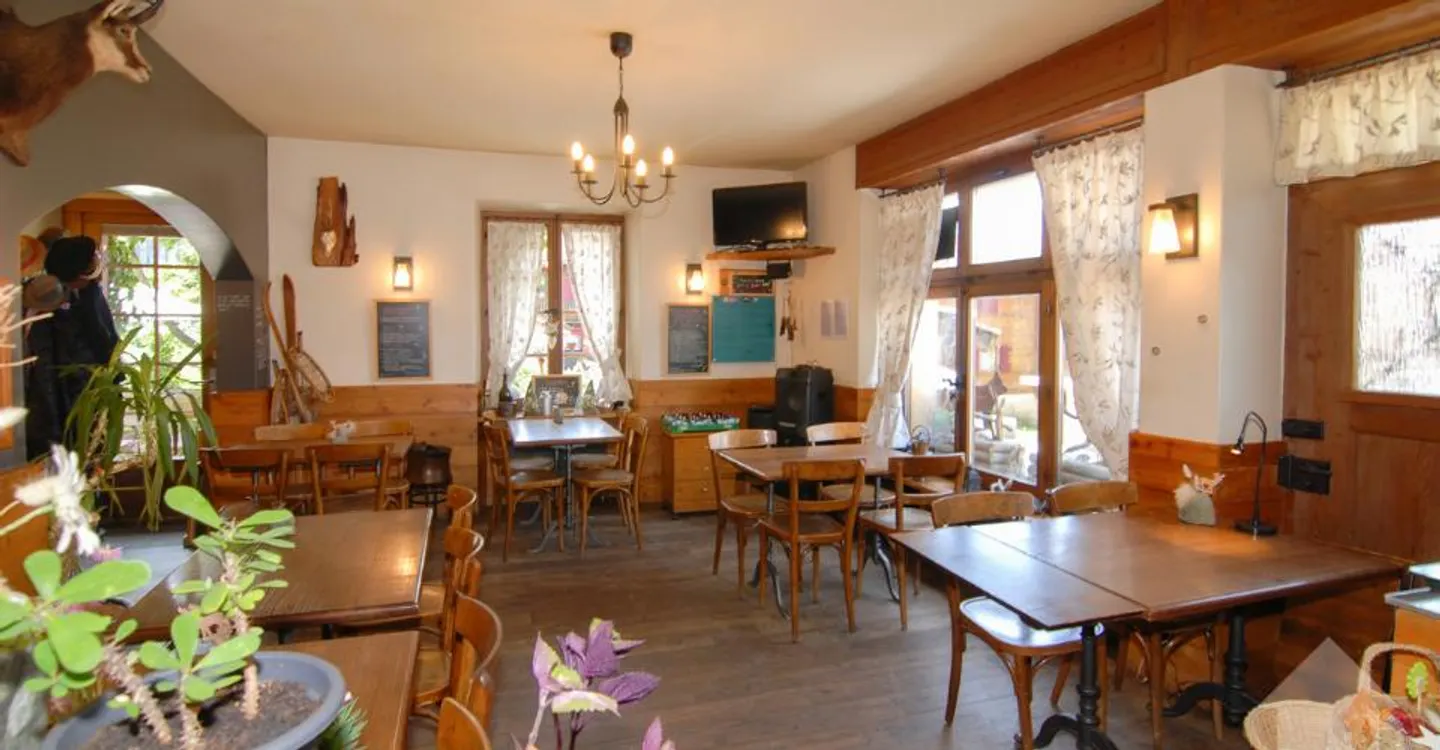 Beautiful opportunity: Café-Restaurant in Veysonnaz village - Photo 2 of 8
