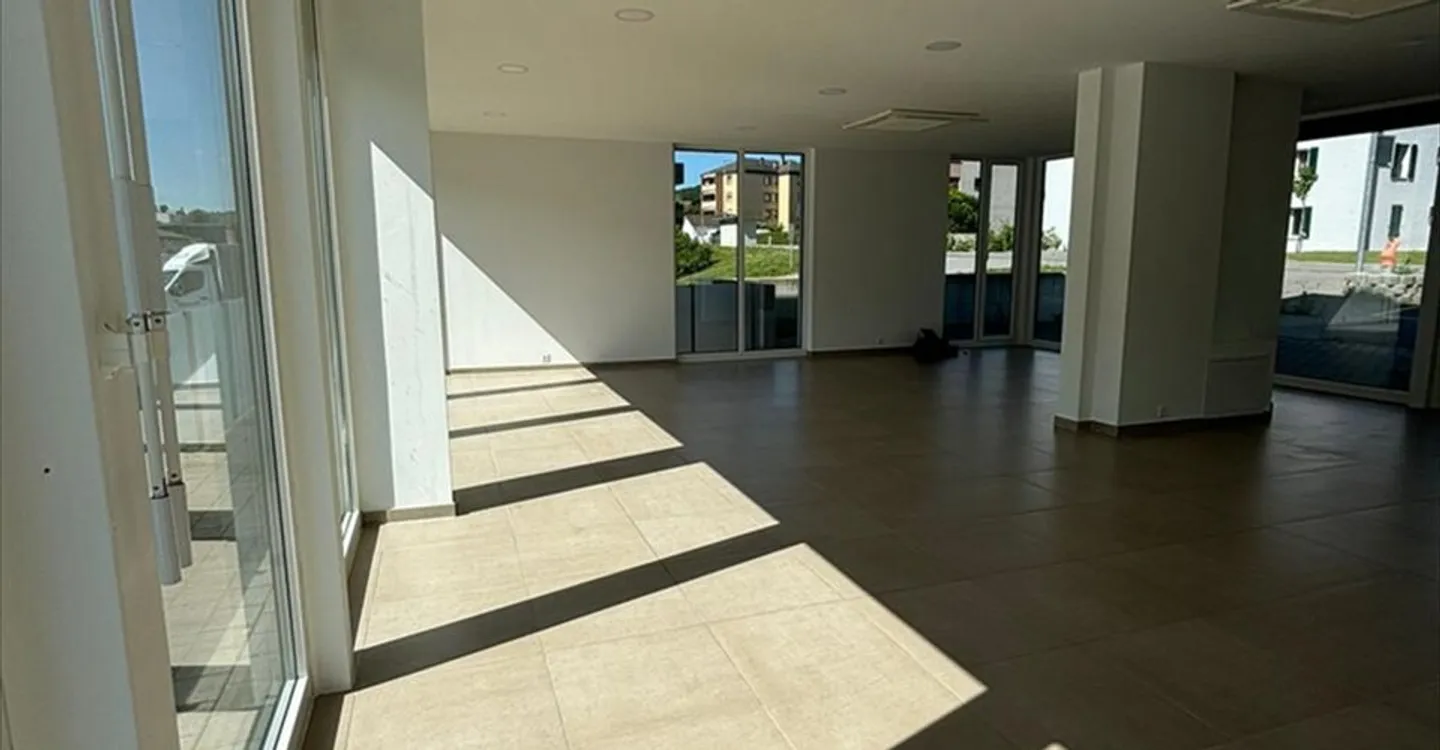 Spazio Commerciale con Grande Visibilità - Foto 6 di 6