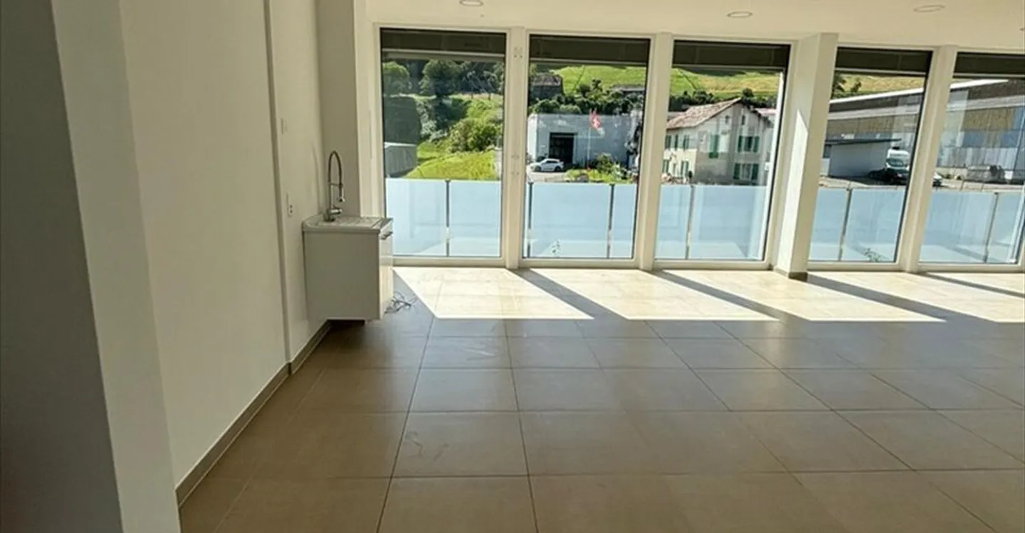 Spazio Commerciale con Grande Visibilità - Foto 2 di 6