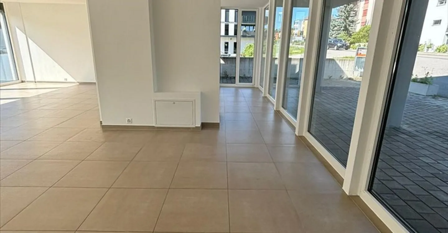 Spazio Commerciale con Grande Visibilità - Foto 3 di 6