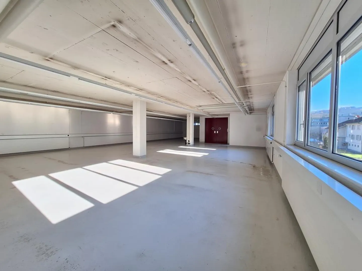 Ampie superfici commerciali, di produzione, di stoccaggio / uffici a Zug - Foto 1 di 11