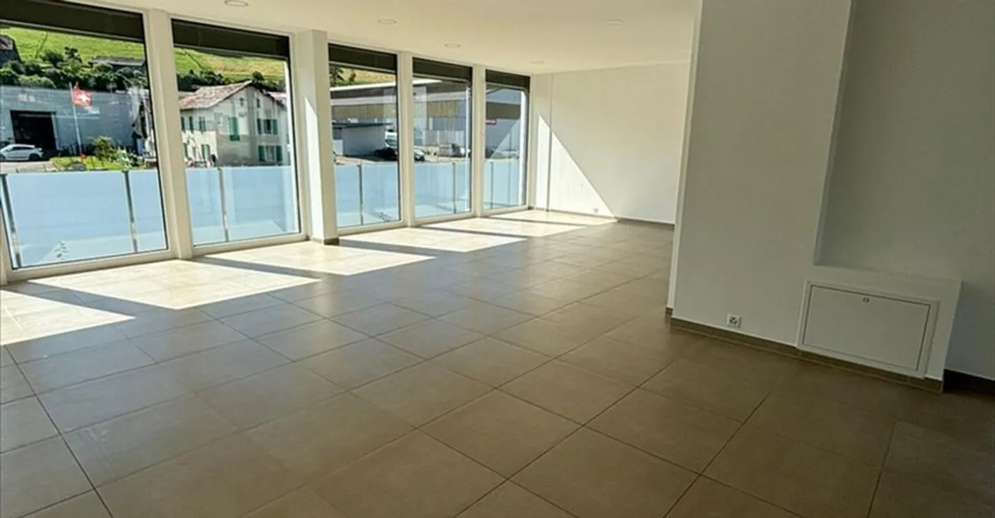 Spazio Commerciale con Grande Visibilità - Foto 5 di 6