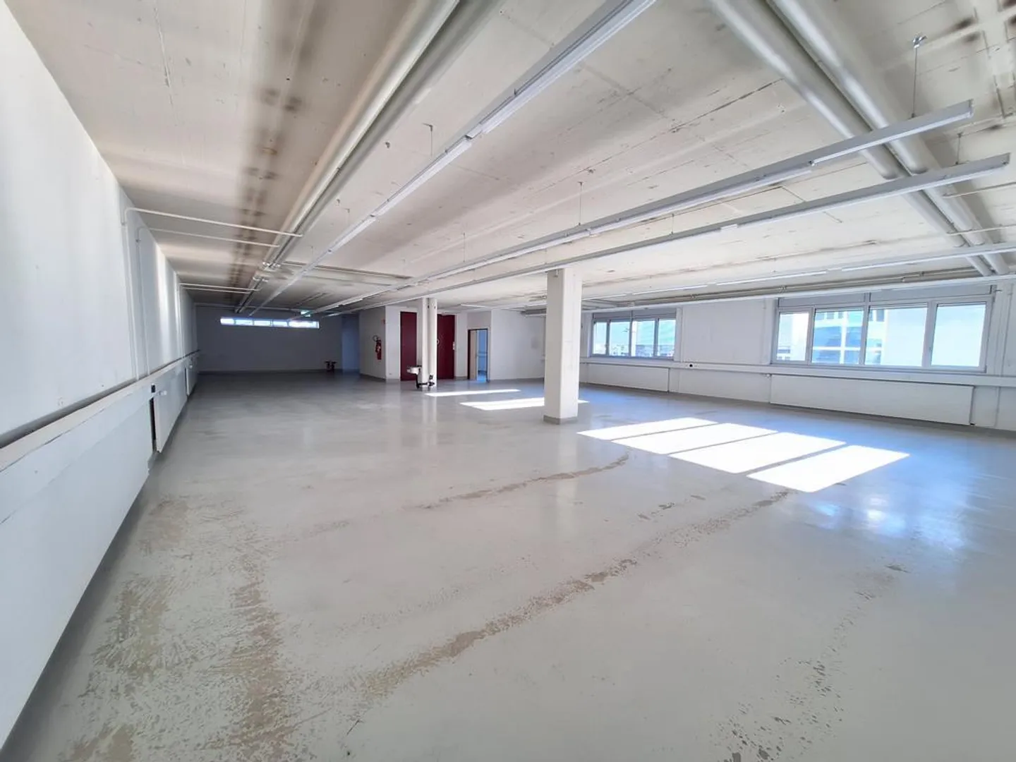 Ampie superfici commerciali, di produzione, di stoccaggio / uffici a Zug - Foto 2 di 11