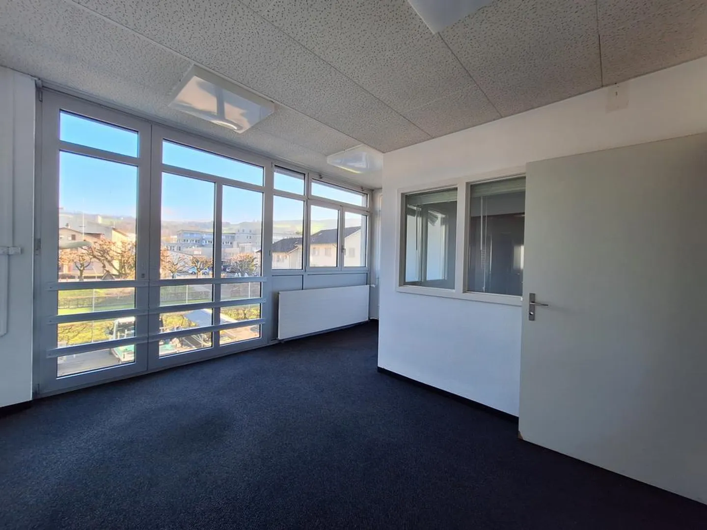 Ampie superfici commerciali, di produzione, di stoccaggio / uffici a Zug - Foto 3 di 11