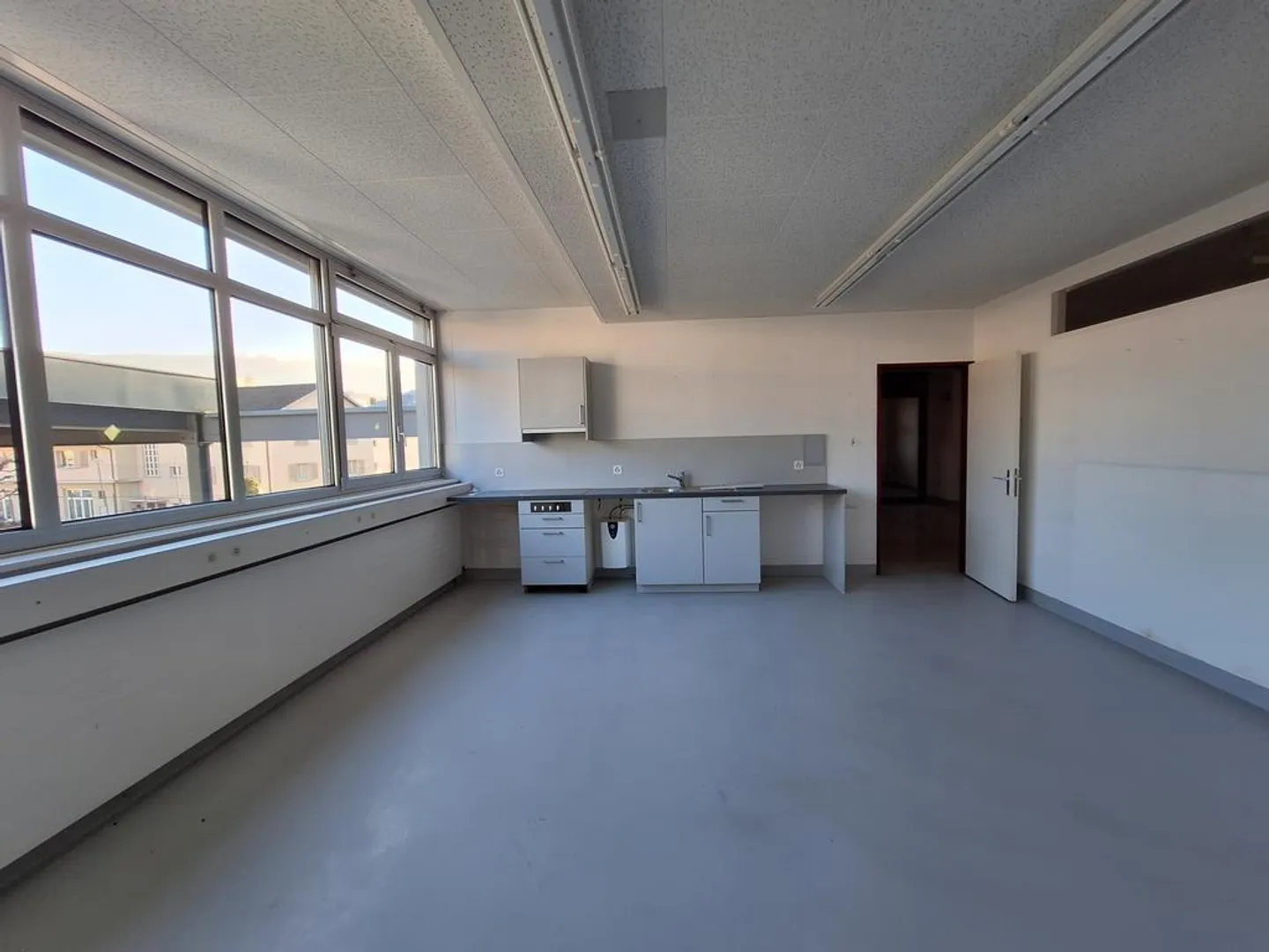 Ampie superfici commerciali, di produzione, di stoccaggio / uffici a Zug - Foto 4 di 11