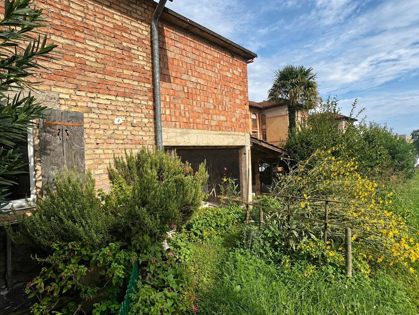 Petite maison bifamiliale à rénover avec rustique et jardin - Photo 17 sur 19