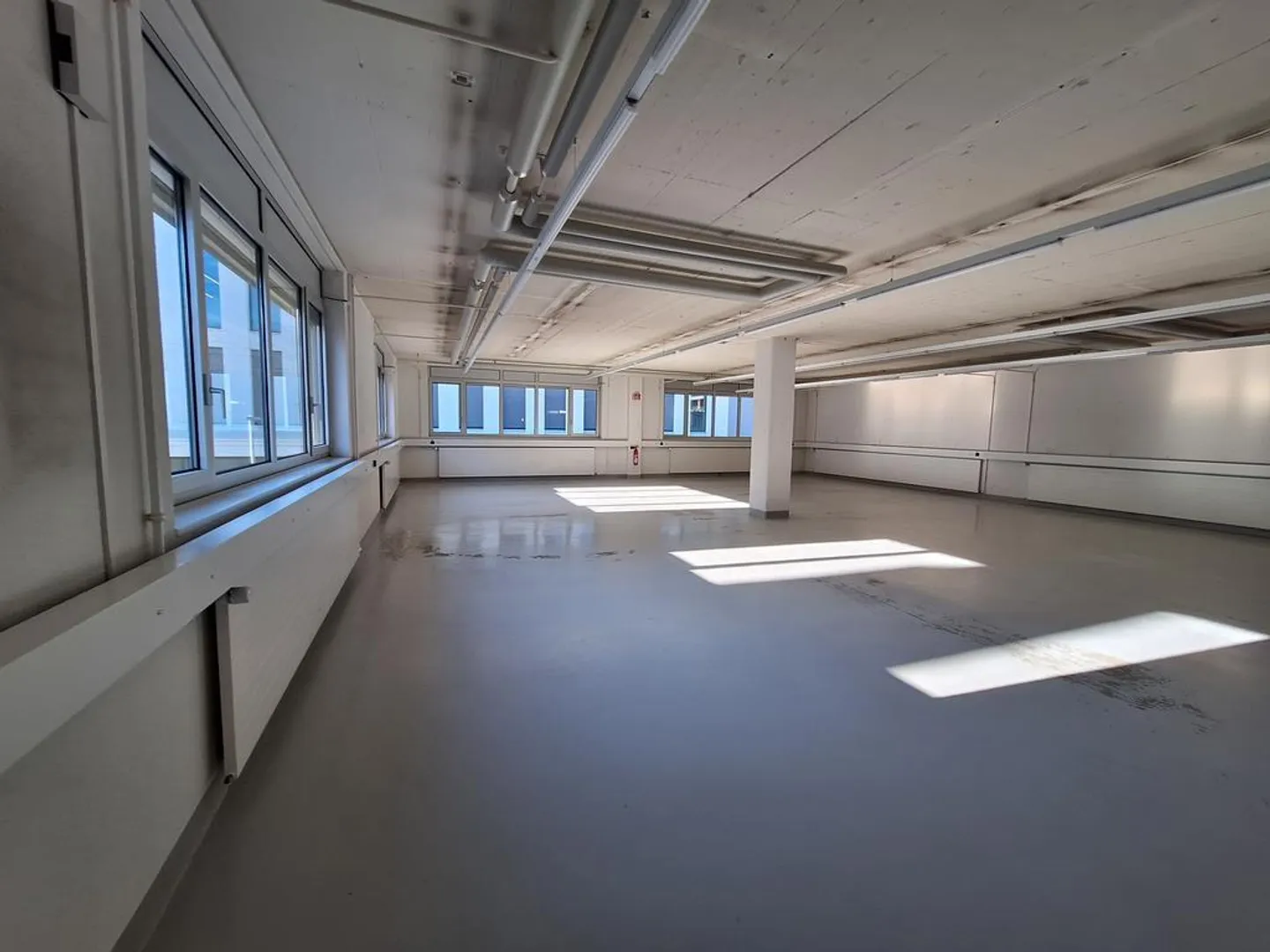 Ampie superfici commerciali, di produzione, di stoccaggio / uffici a Zug - Foto 5 di 11