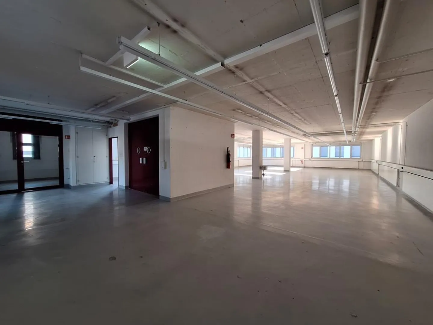 Ampie superfici commerciali, di produzione, di stoccaggio / uffici a Zug - Foto 6 di 11