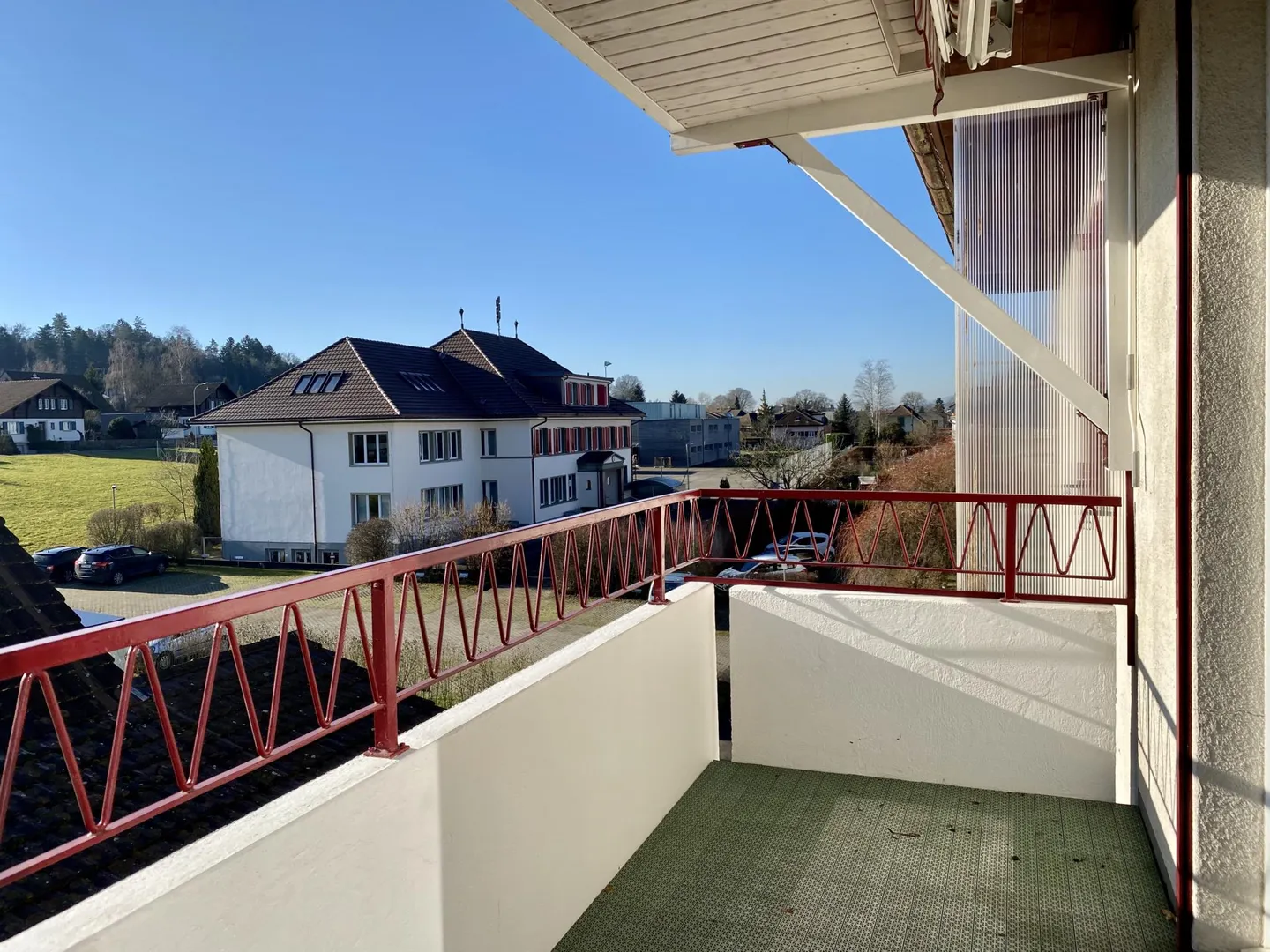 Appartamento di 3,5 locali completamente ristrutturato a Büetigen - Foto 2 di 3