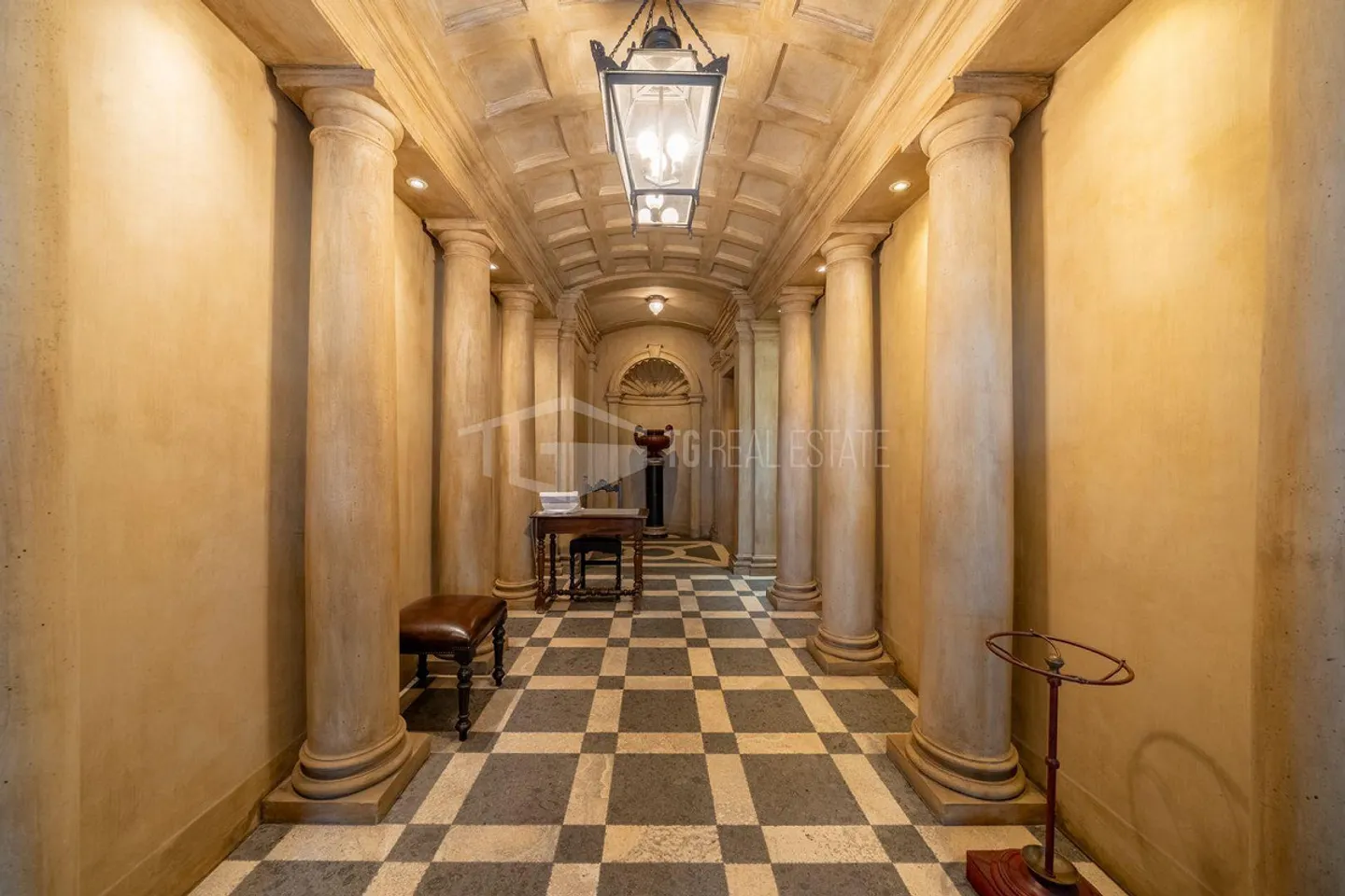 UNIQUE PROPERTY IN THE HEART OF LUGANO – PIAZZA REZZONICO - Photo 2 of 16