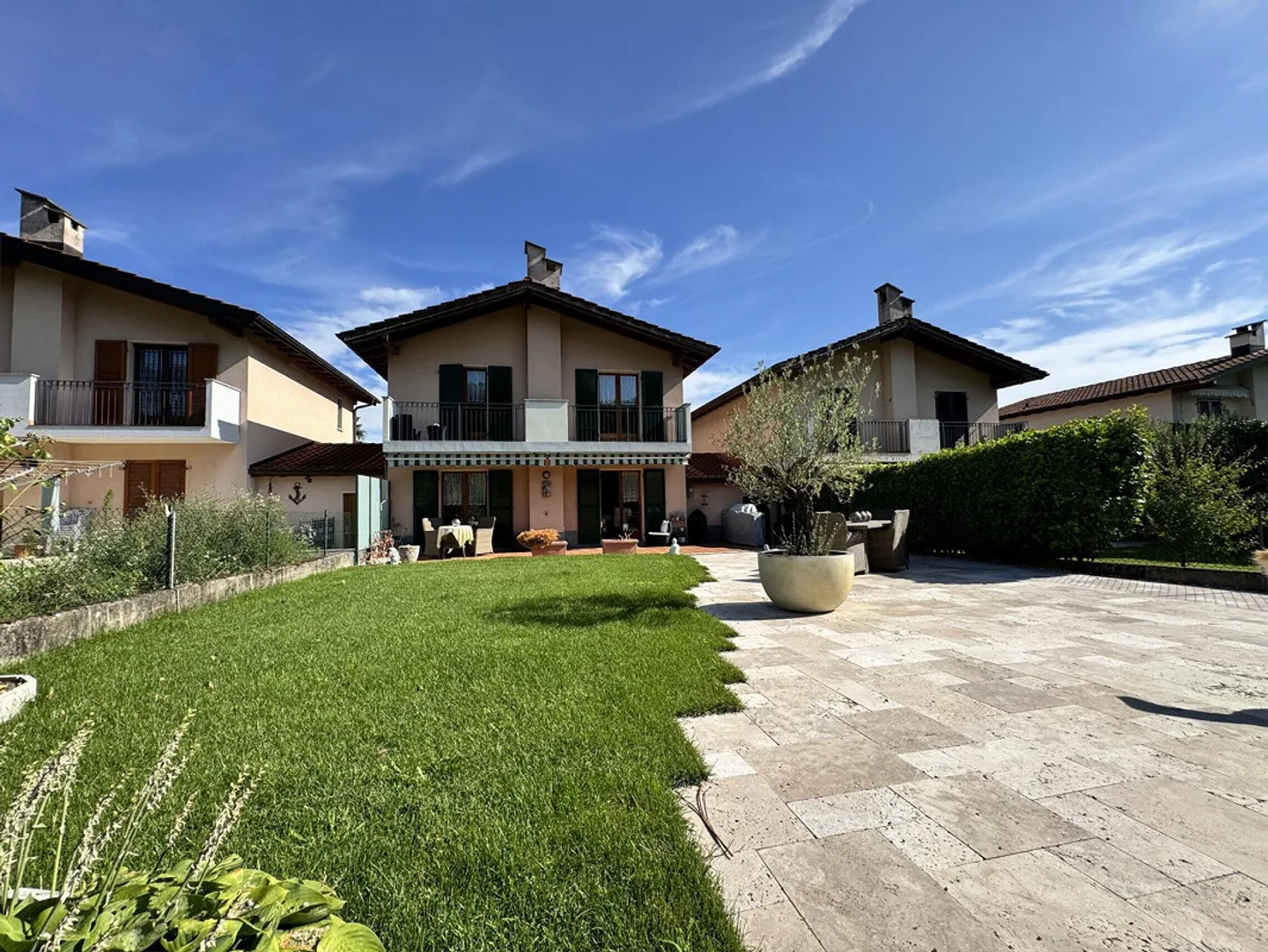 Schöne 4.5-Zimmer-Villa mit Garten und Grotte in Novazzano - Foto 2 von 11
