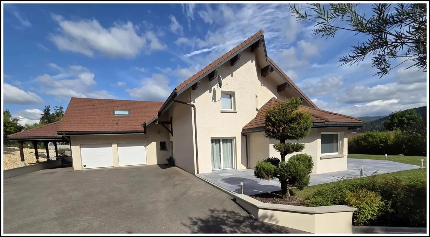 Villa with 10 rooms - Photo 2 of 8