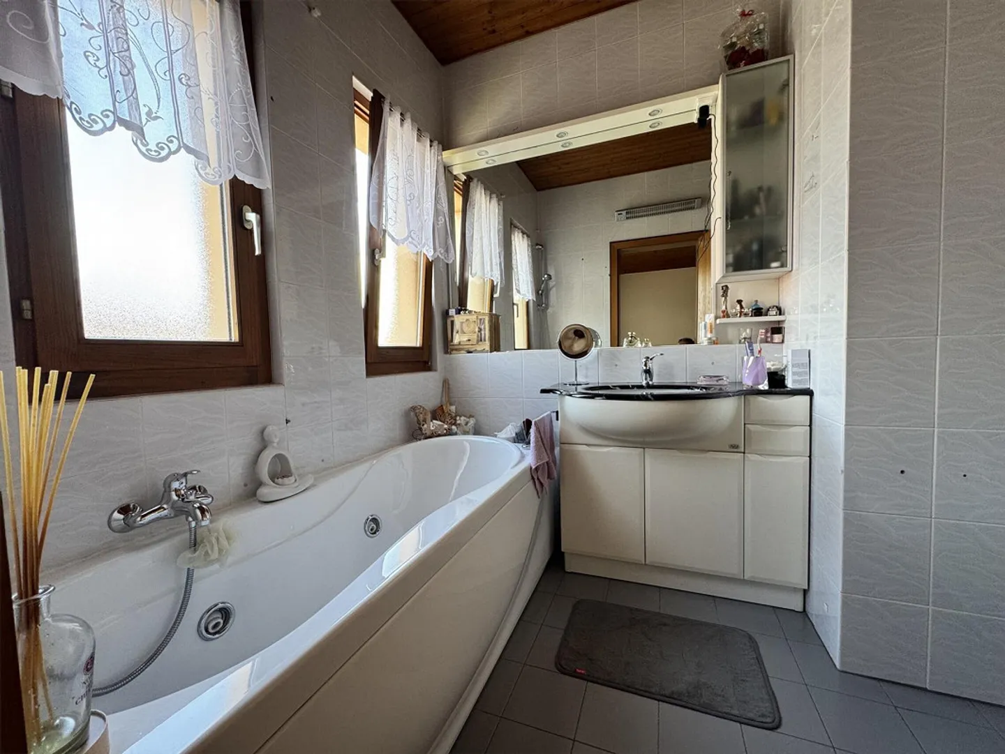 Schöne 4.5-Zimmer-Villa mit Garten und Grotte in Novazzano - Foto 5 von 11