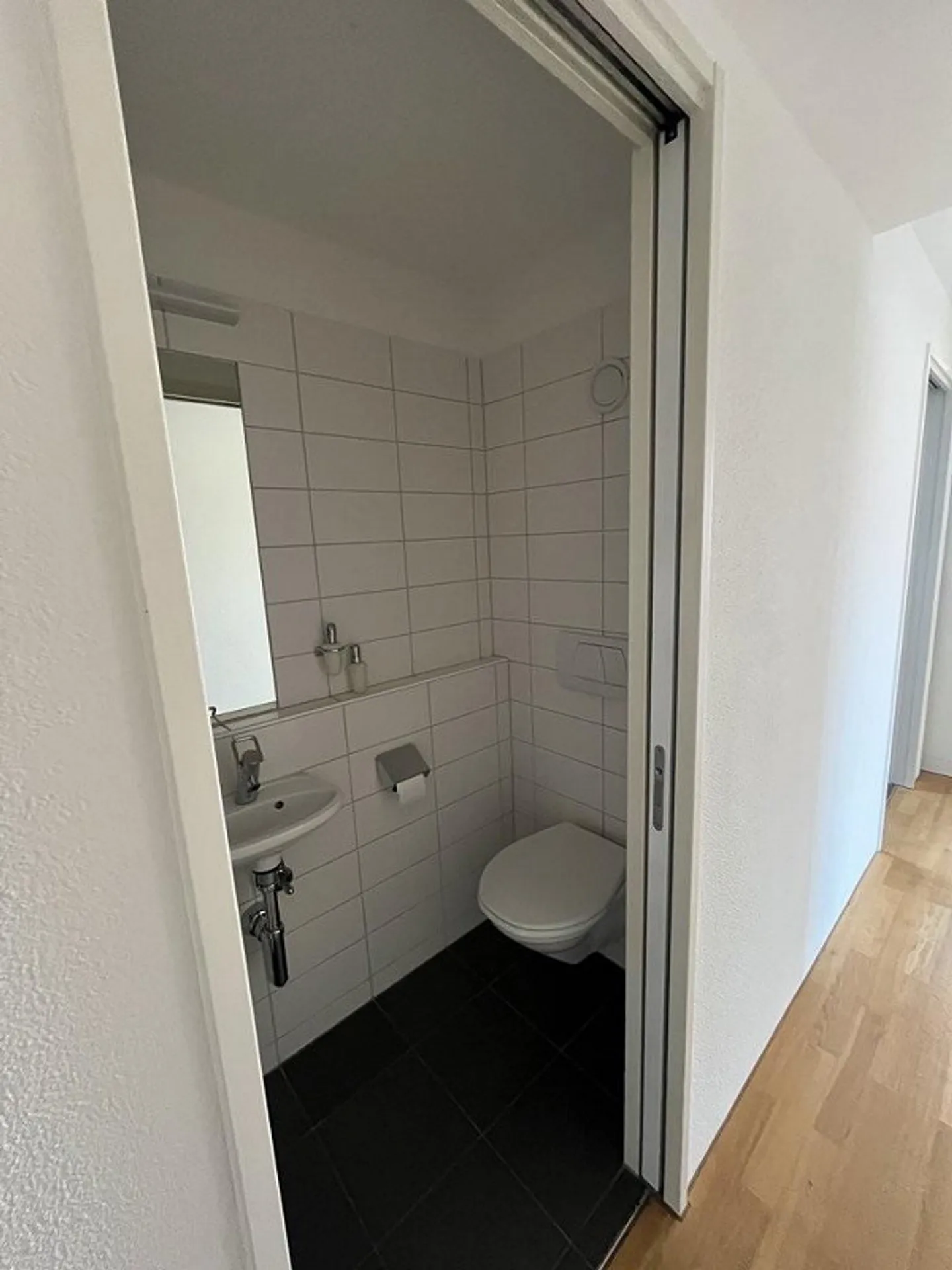 RENT WITHOUT DEPOSIT - Live centrally in a quiet neighborhood - Photo 9 of 11