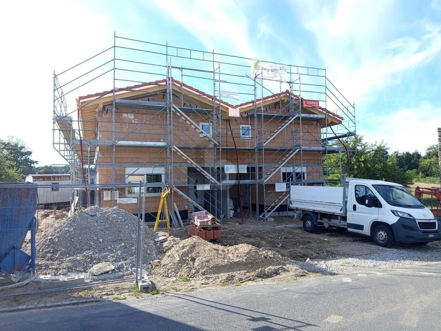 Costruzione di una casa bifamiliare con studio (A) - Foto 2 di 6