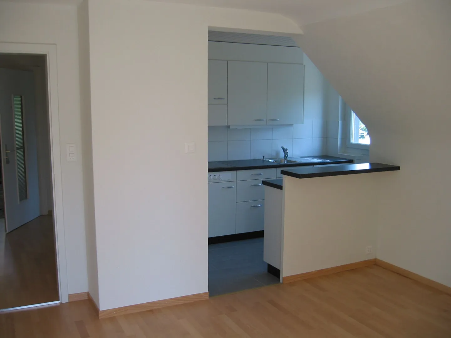 Partially renovated 4-room apartment in Liebefeld for rent! - Photo 4 of 14