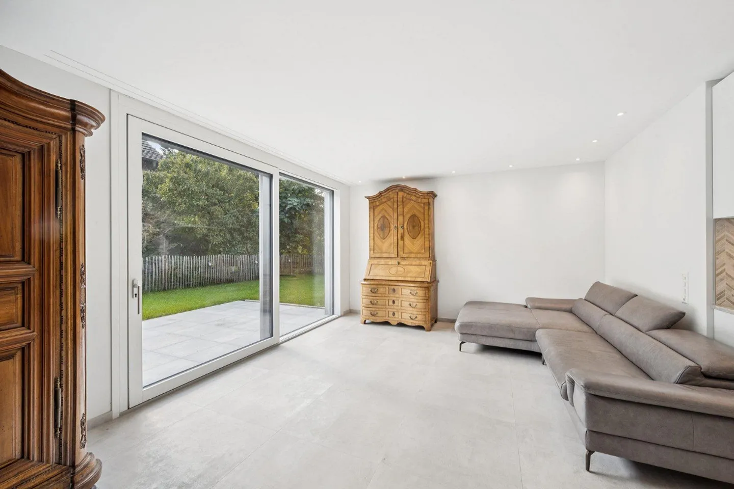 Stylish 4.5-Room Garden Apartment in Riehen - Photo 2 of 9