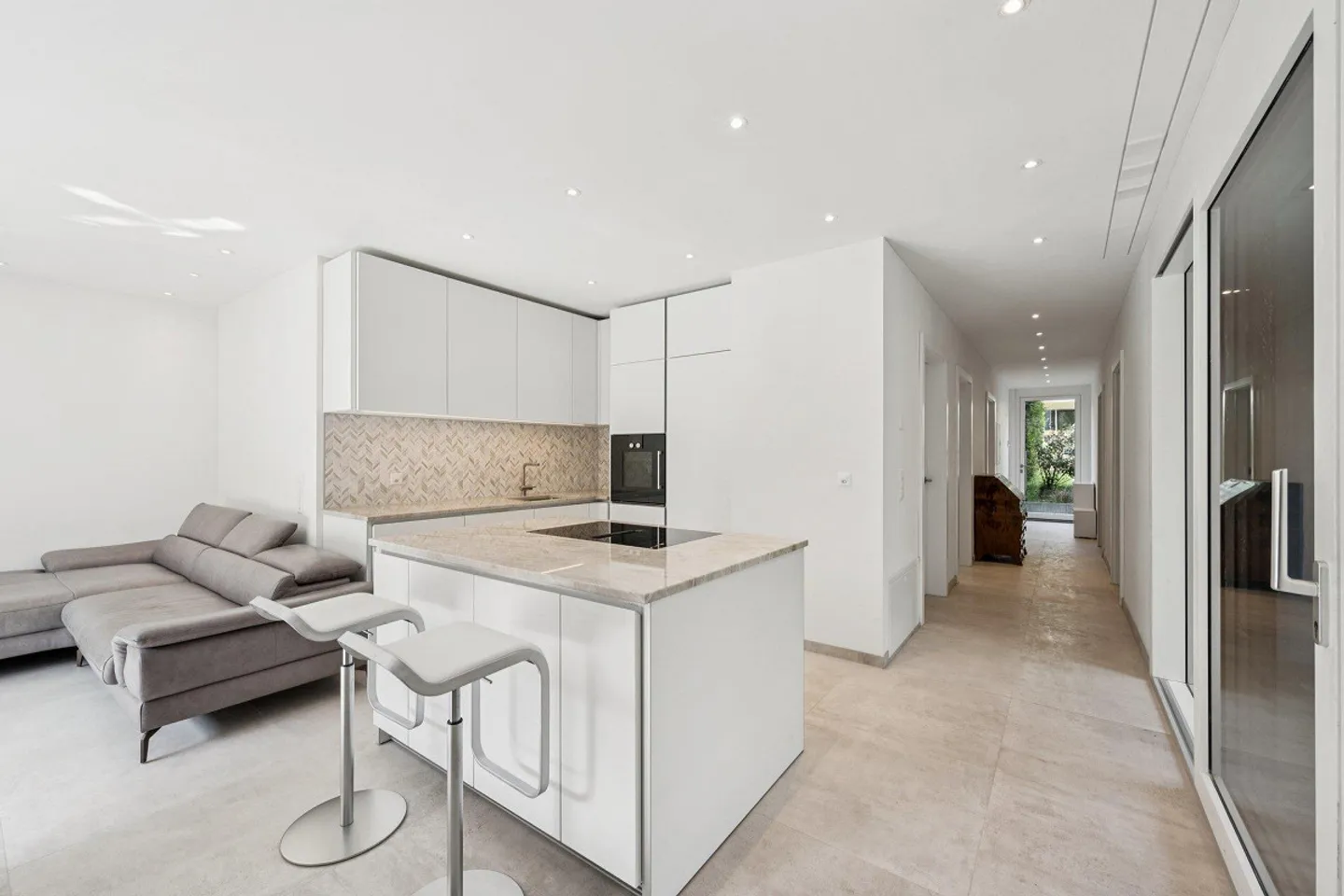 Stylish 4.5-Room Garden Apartment in Riehen - Photo 3 of 9