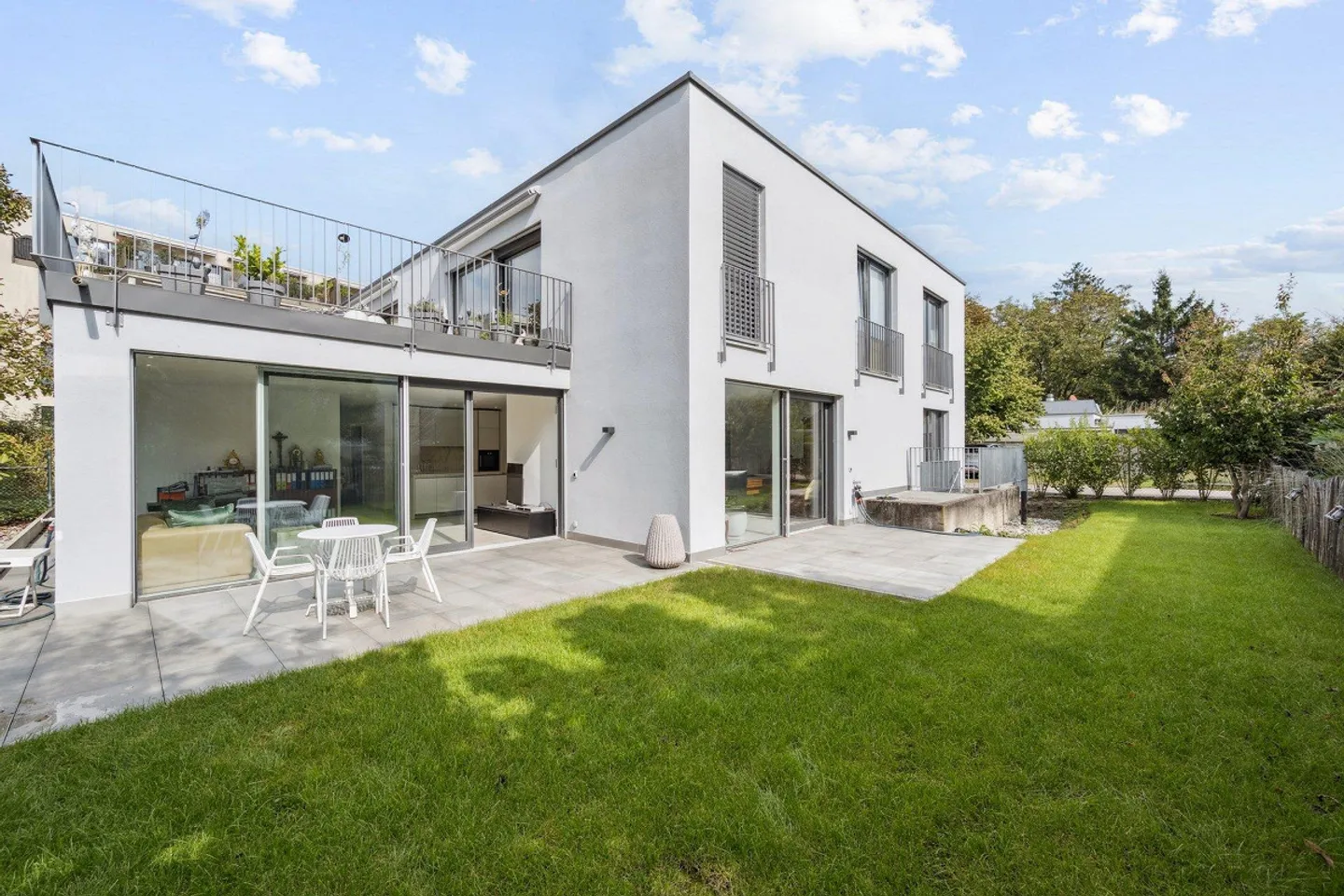 Stylish 4.5-Room Garden Apartment in Riehen - Photo 8 of 9