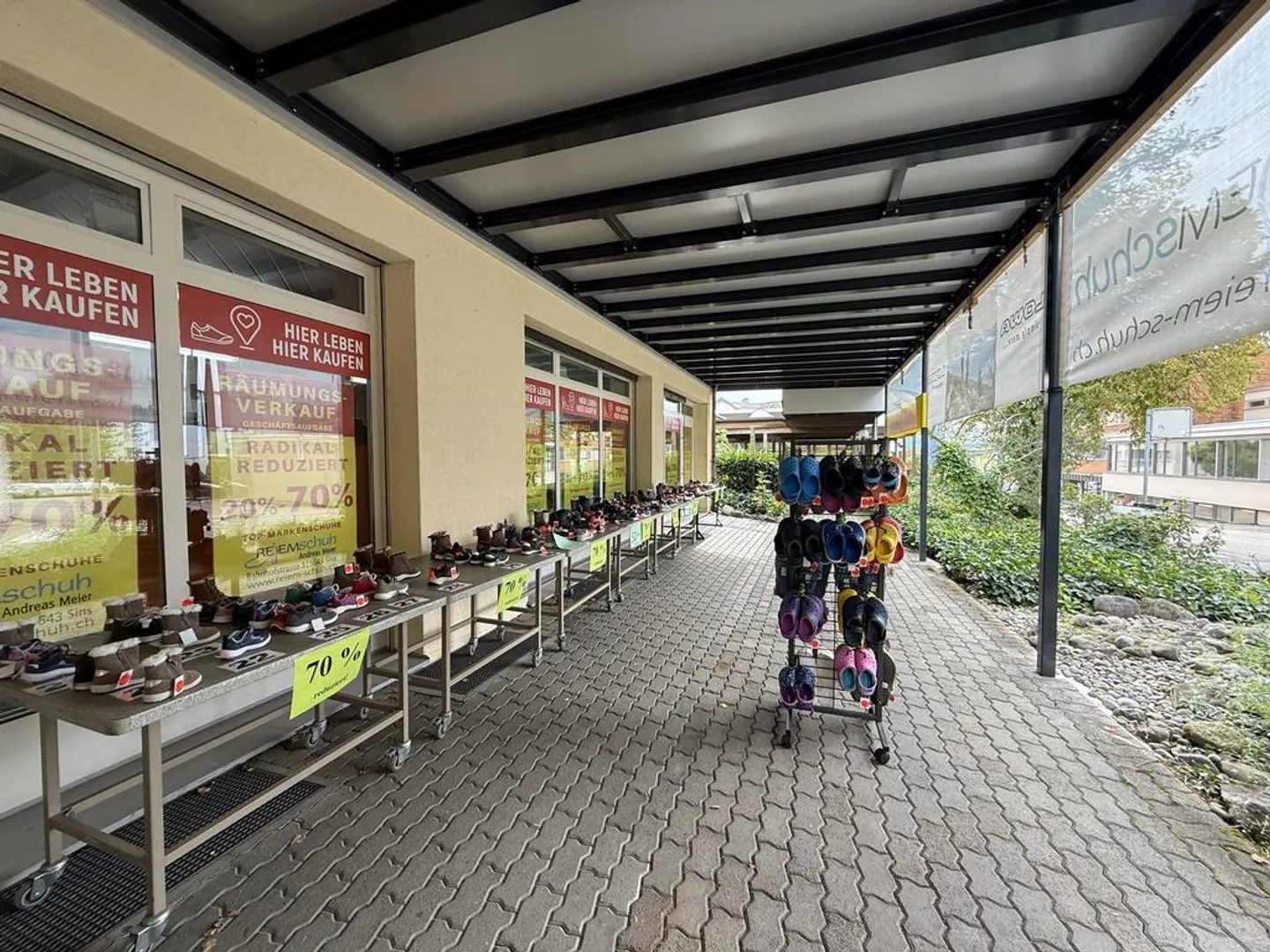 Spazio commerciale centrale con grande vetrina - Foto 2 di 9