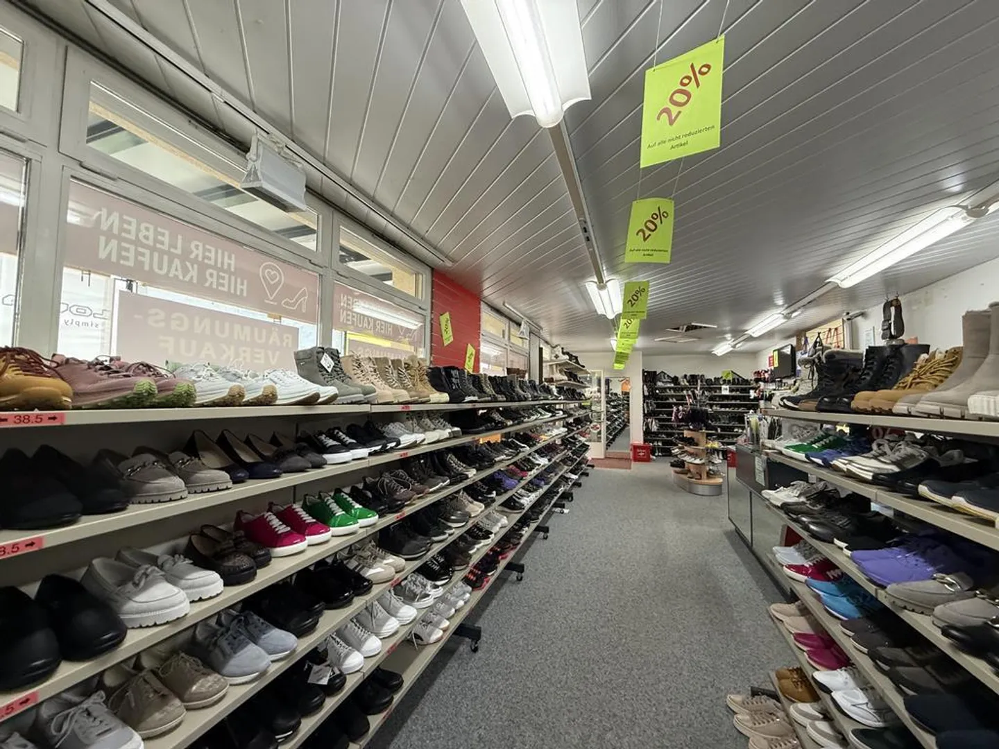 Spazio commerciale centrale con grande vetrina - Foto 3 di 9