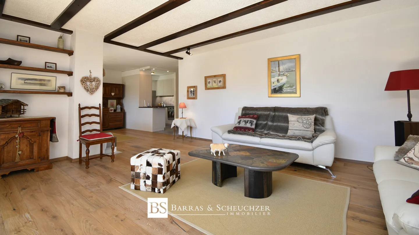 Spacious renovated garden-level apartment with 3 parking spaces included - Photo 4 of 16