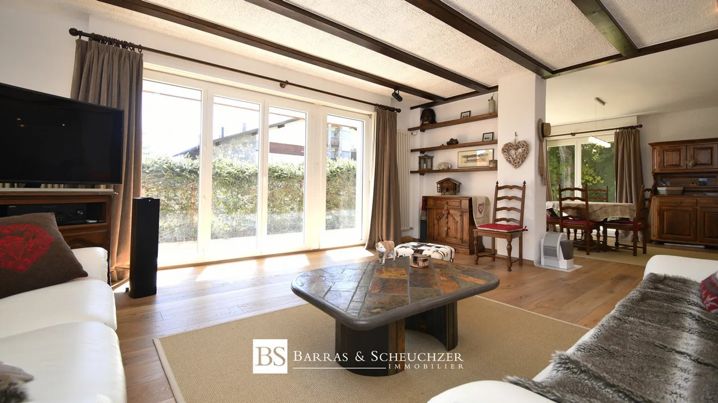 Spacious renovated garden-level apartment with 3 parking spaces included - Photo 5 of 16