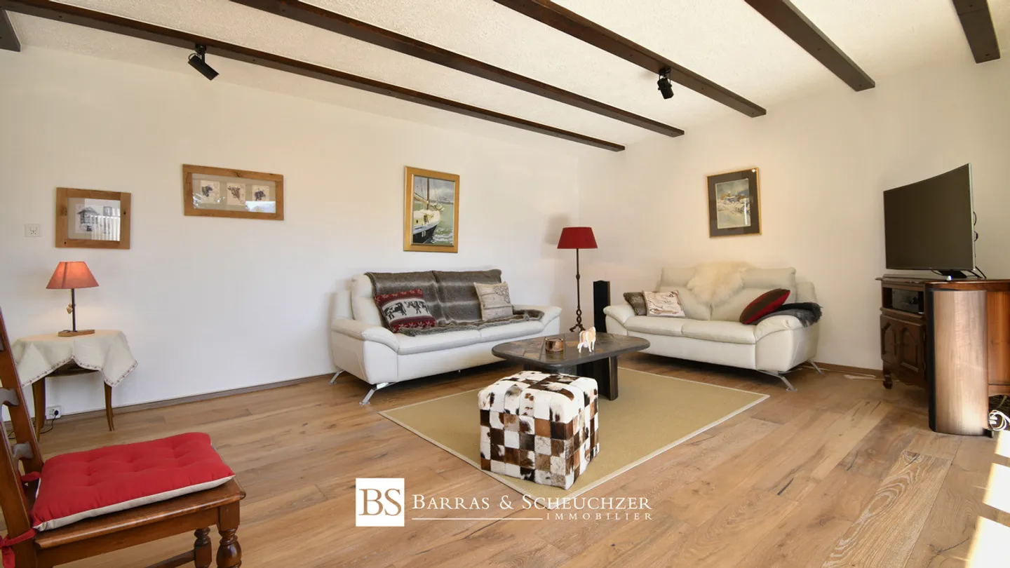 Spacious renovated garden-level apartment with 3 parking spaces included - Photo 6 of 16