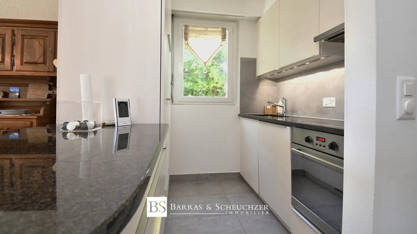 Spacious renovated garden-level apartment with 3 parking spaces included - Photo 8 of 16