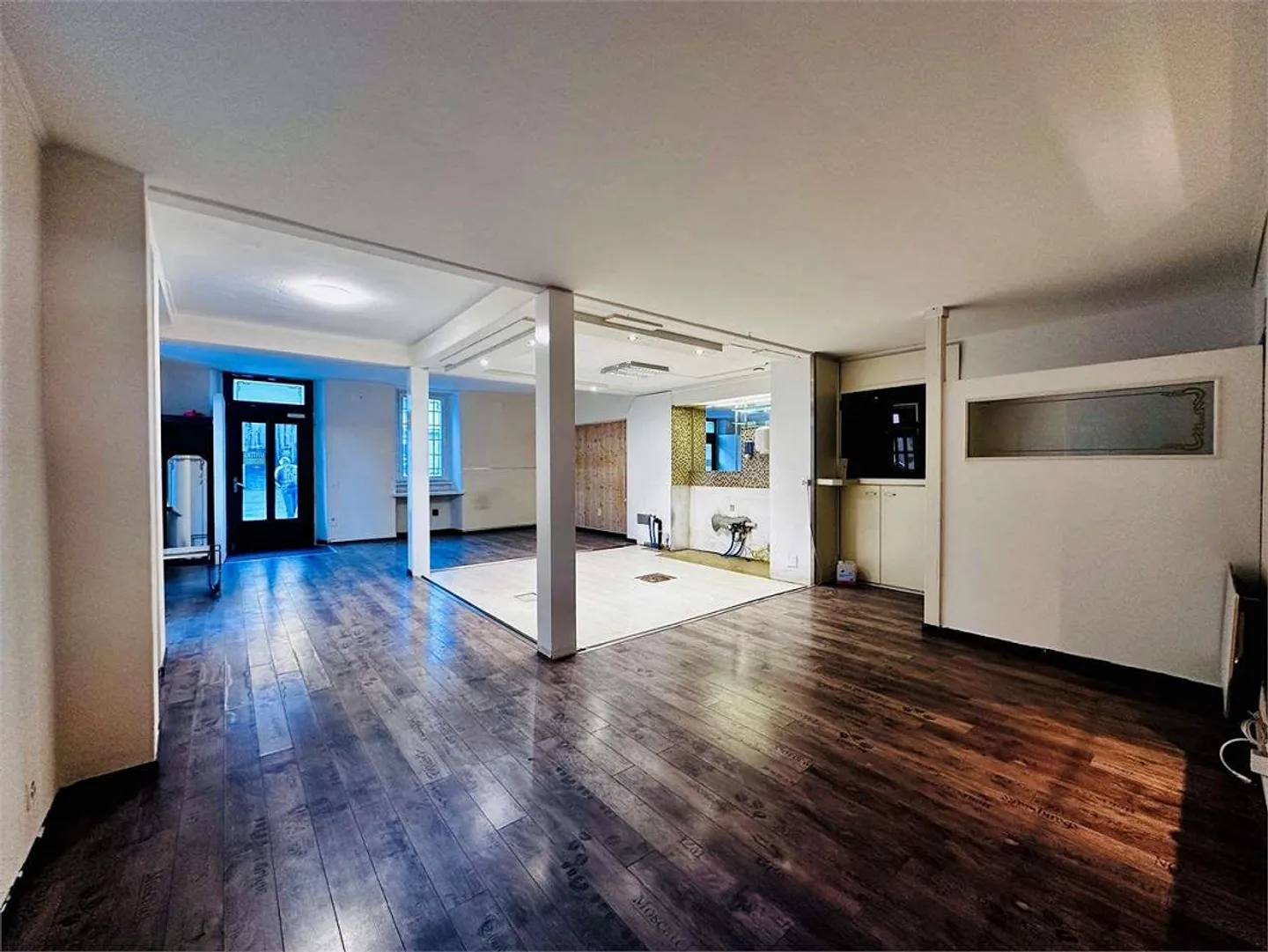 Riva S. Vitale - Affittiamo spazio commerciale in Piazza Grande - Foto 3 di 7