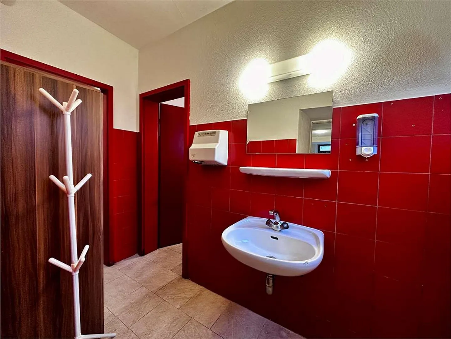 Riva S. Vitale - Affittiamo spazio commerciale in Piazza Grande - Foto 5 di 7