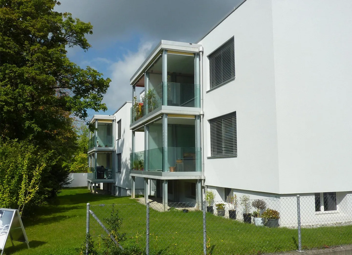 Ideal for commuters and airport employees - Photo 1 of 4