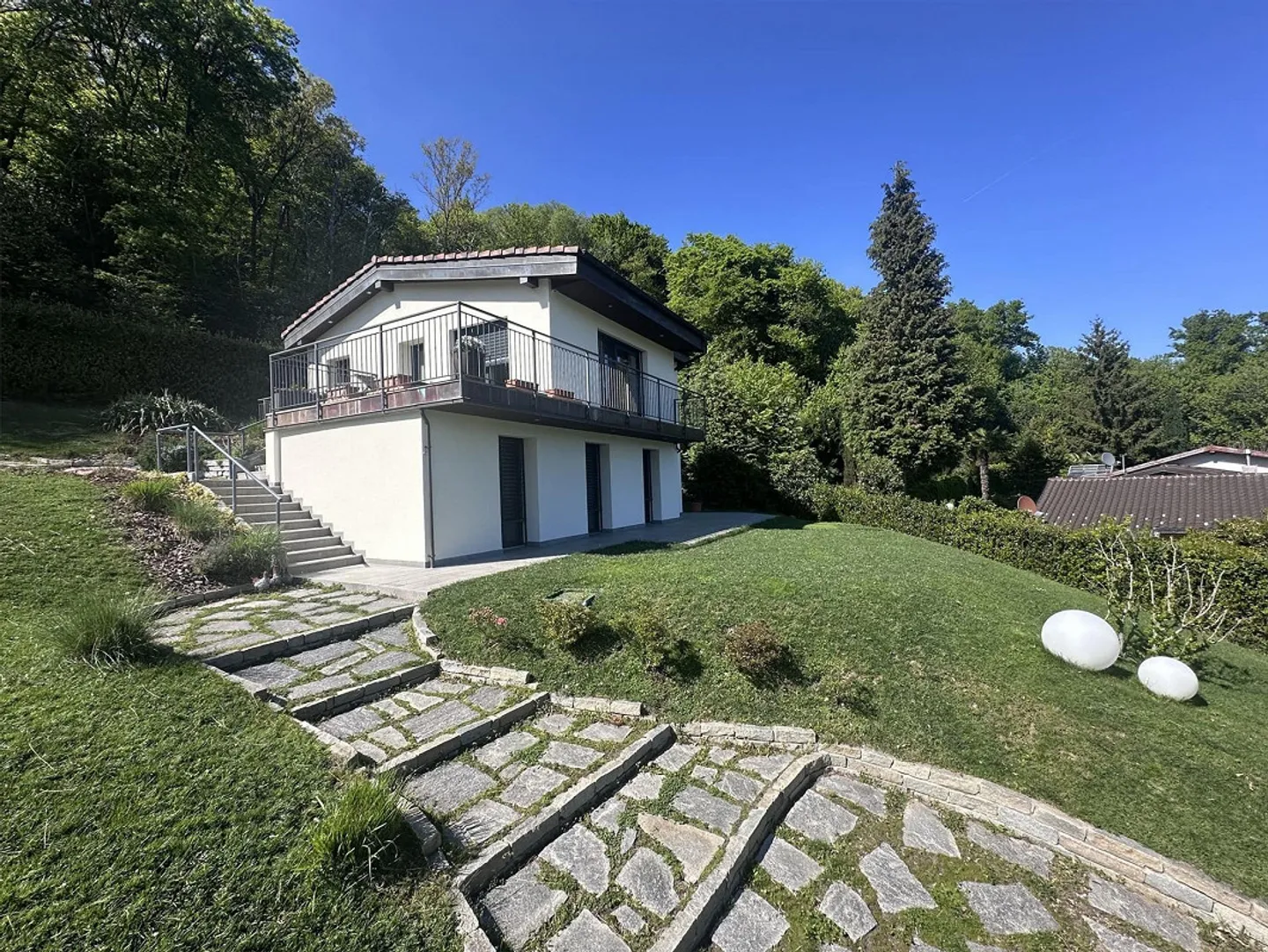 SPEKTAKULÄRES HAUS 5.5 MIT WUNDERSCHÖNEM SEEBLICK - Foto 1 von 13